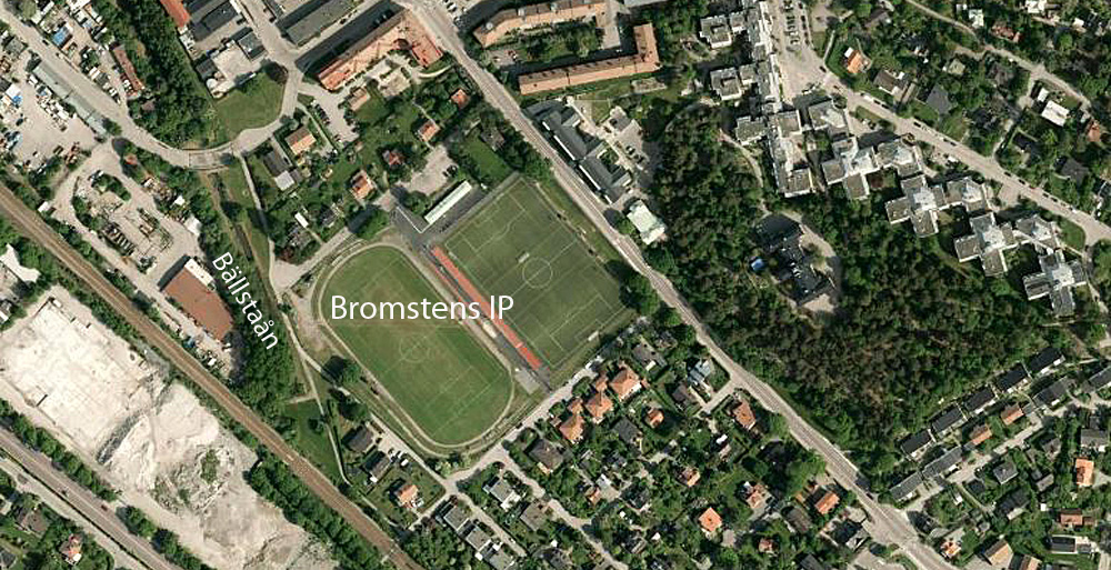 Flygbild över Bromstens IP med Bällstaån markerad