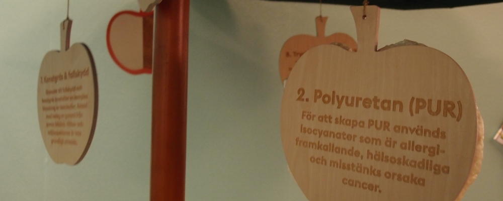 äpplen av trä med information om byggmaterial