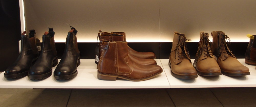 Skor på butikshylla