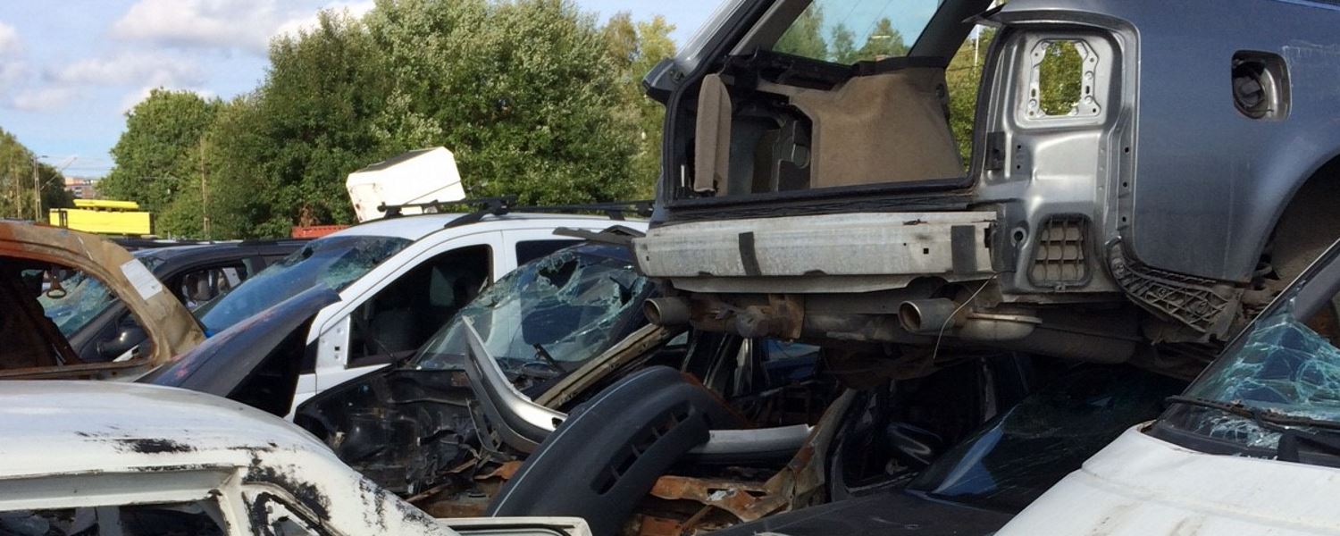 Uppställningsplats för skrotbilar i Lunda. Foto: Stina Thörnelöf