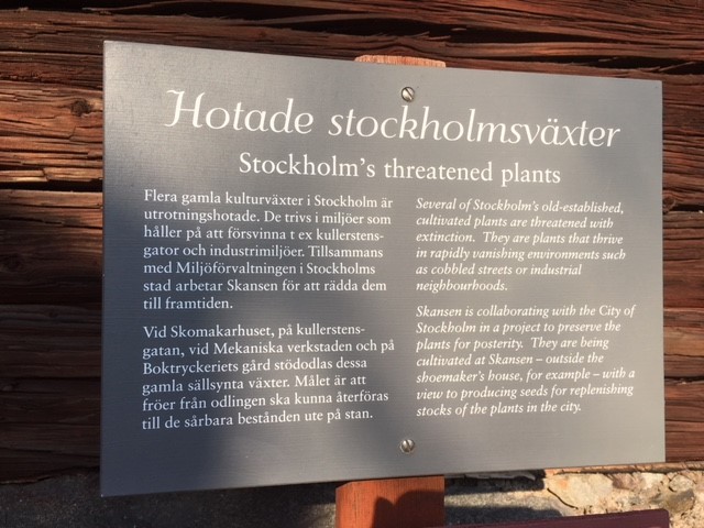 Skylt vid Skansens stödodling av hotade stockholmsväxter