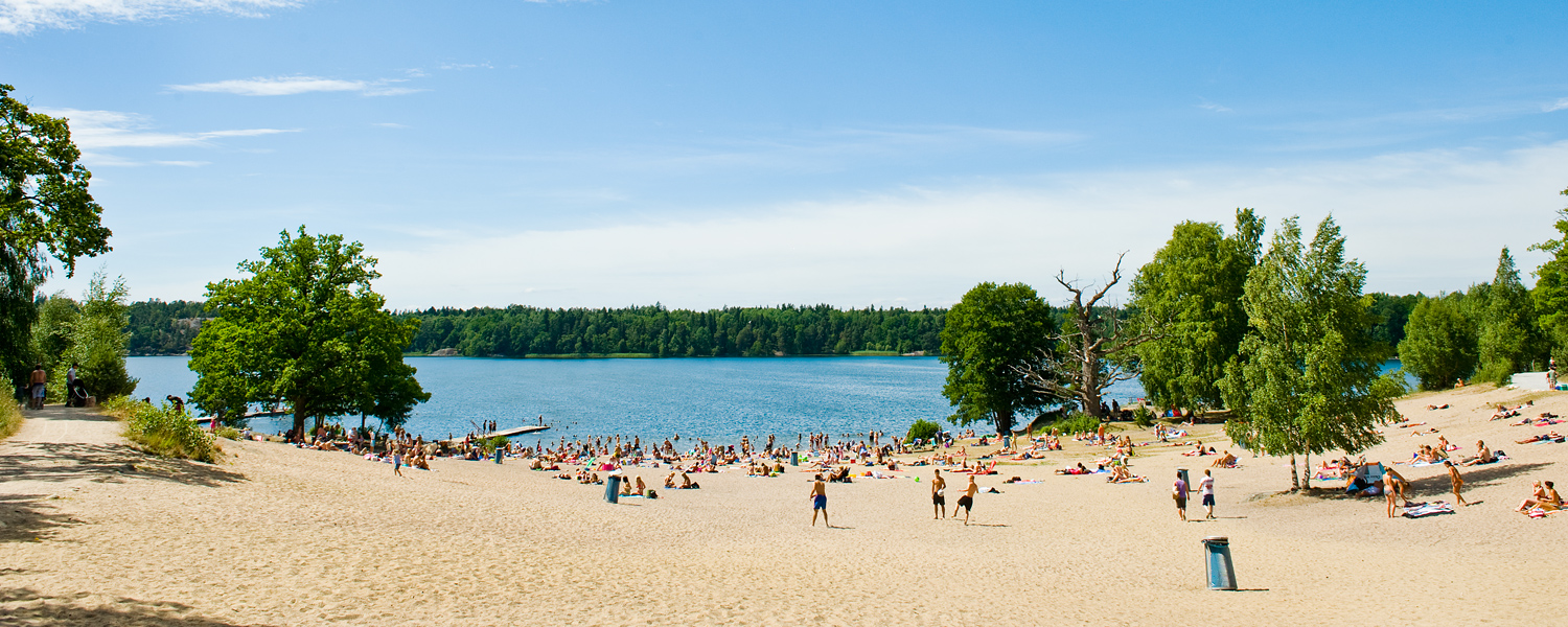 Badstrand vid sjön Flaten