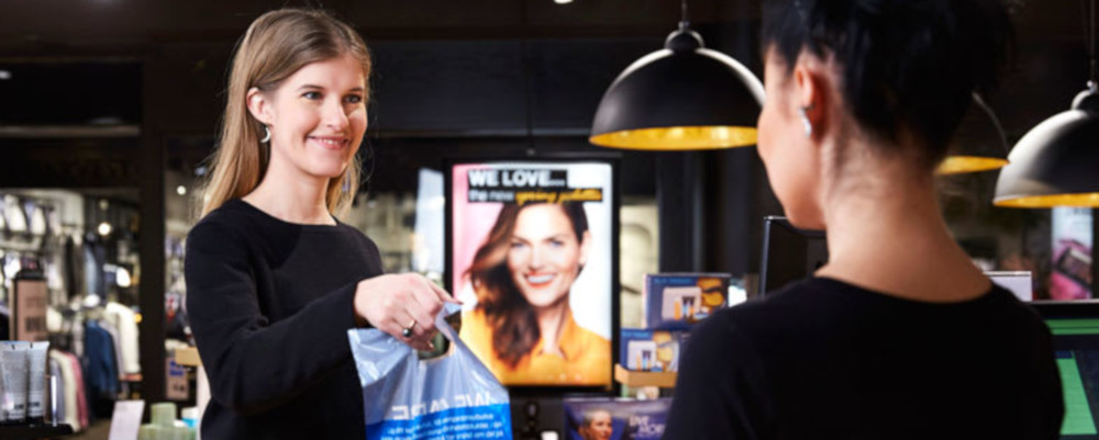 Insamling av kosmetiskt avfall i butik.