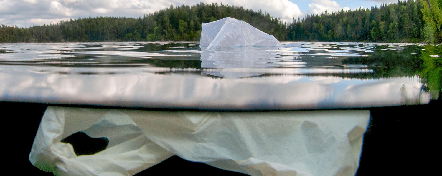 Plastpåse som flyter i vattnet