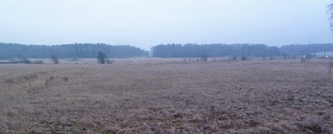 Den öppna marken på Norrby gärde öster om Väg 73. Foto: WRS och Naturvatten (2017).