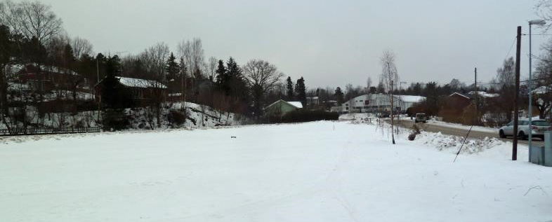 Gräsyta framför Stortorp bygdegård där en dagvattendamm kan anläggas. Foto: WRS och Naturvatten (2017).