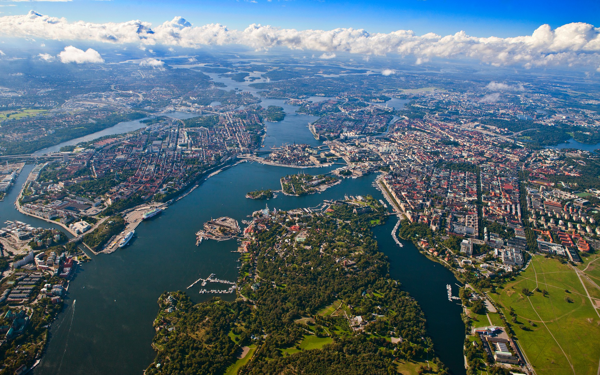 Flygbild över Stockholm. Grönska, vatten och bebyggelse