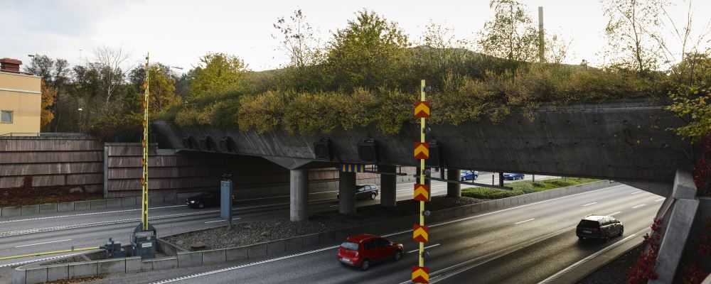 Ekodukt över bilväg vid Hammarby sjöstad