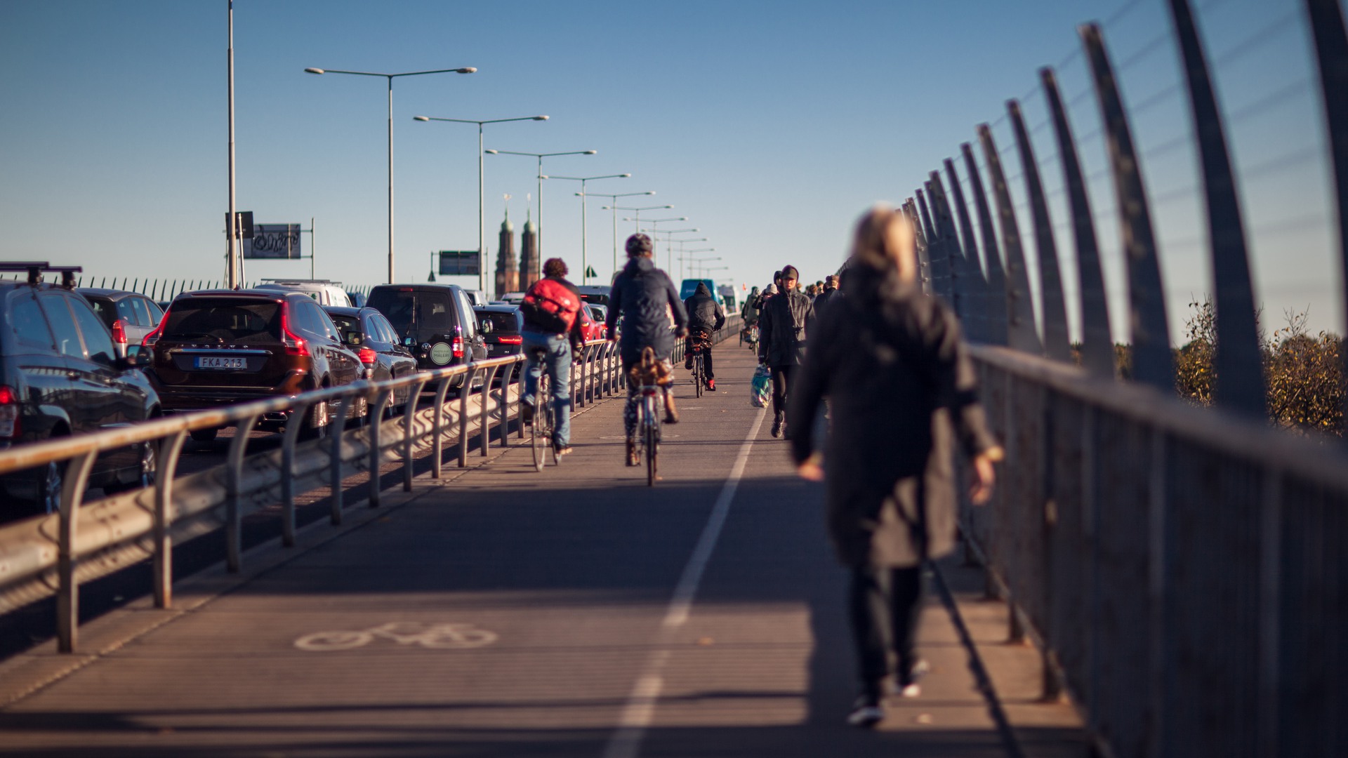 Trafikmiljö med bilar, cyklister och gångtrafikanter
