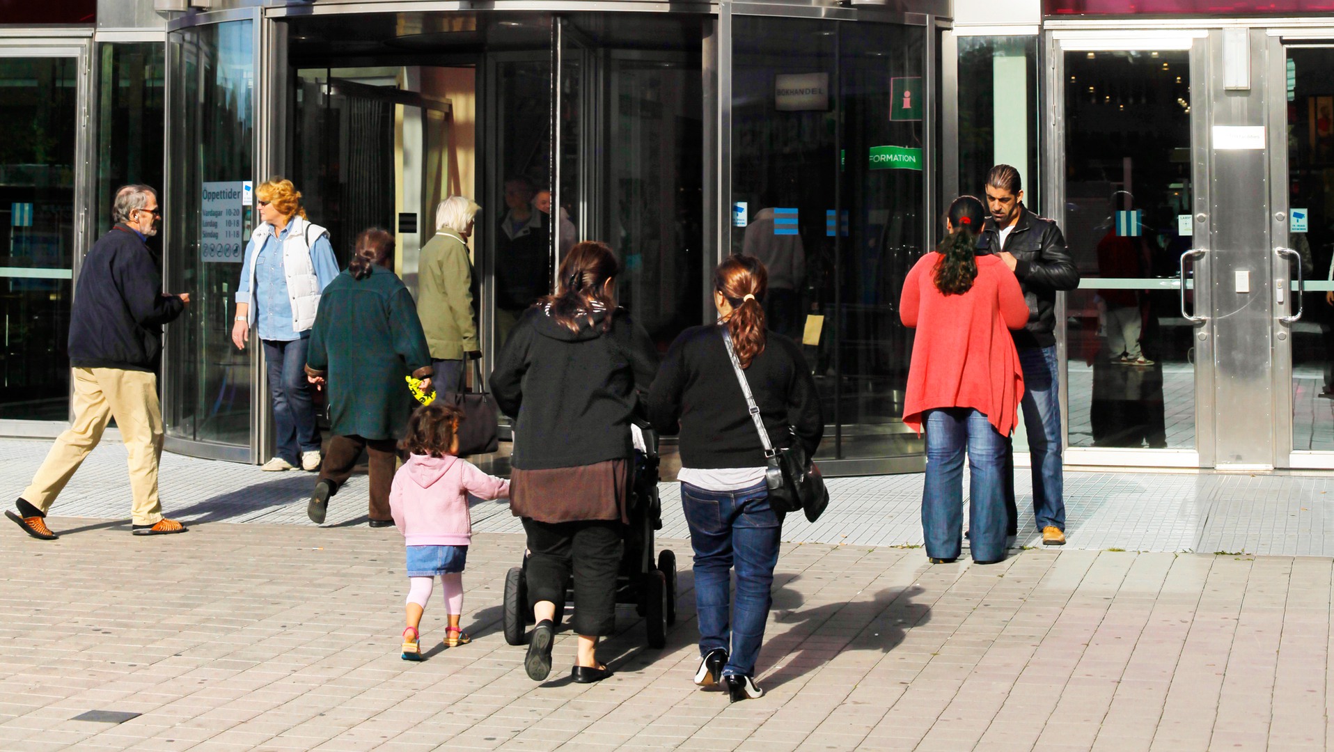 Personer vid svängdörrar