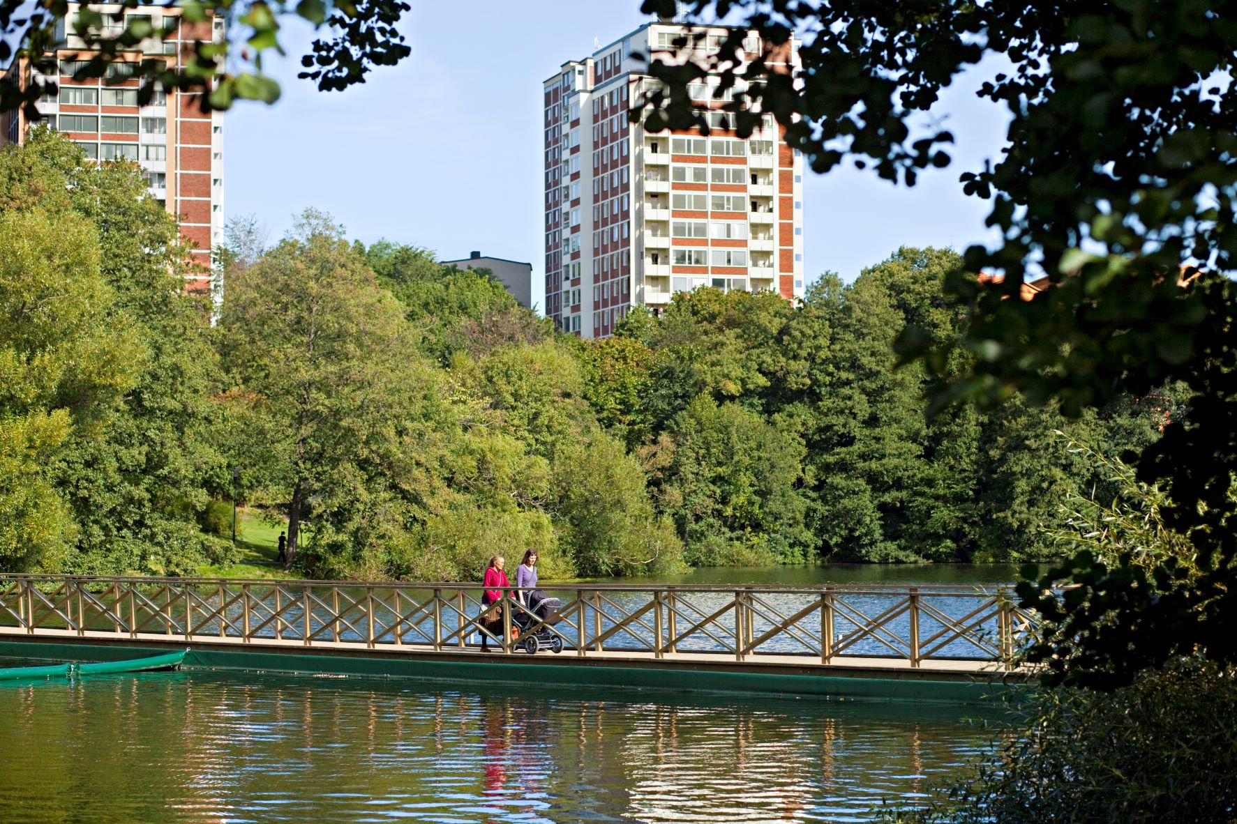 Gångbro över sjön Trekanten